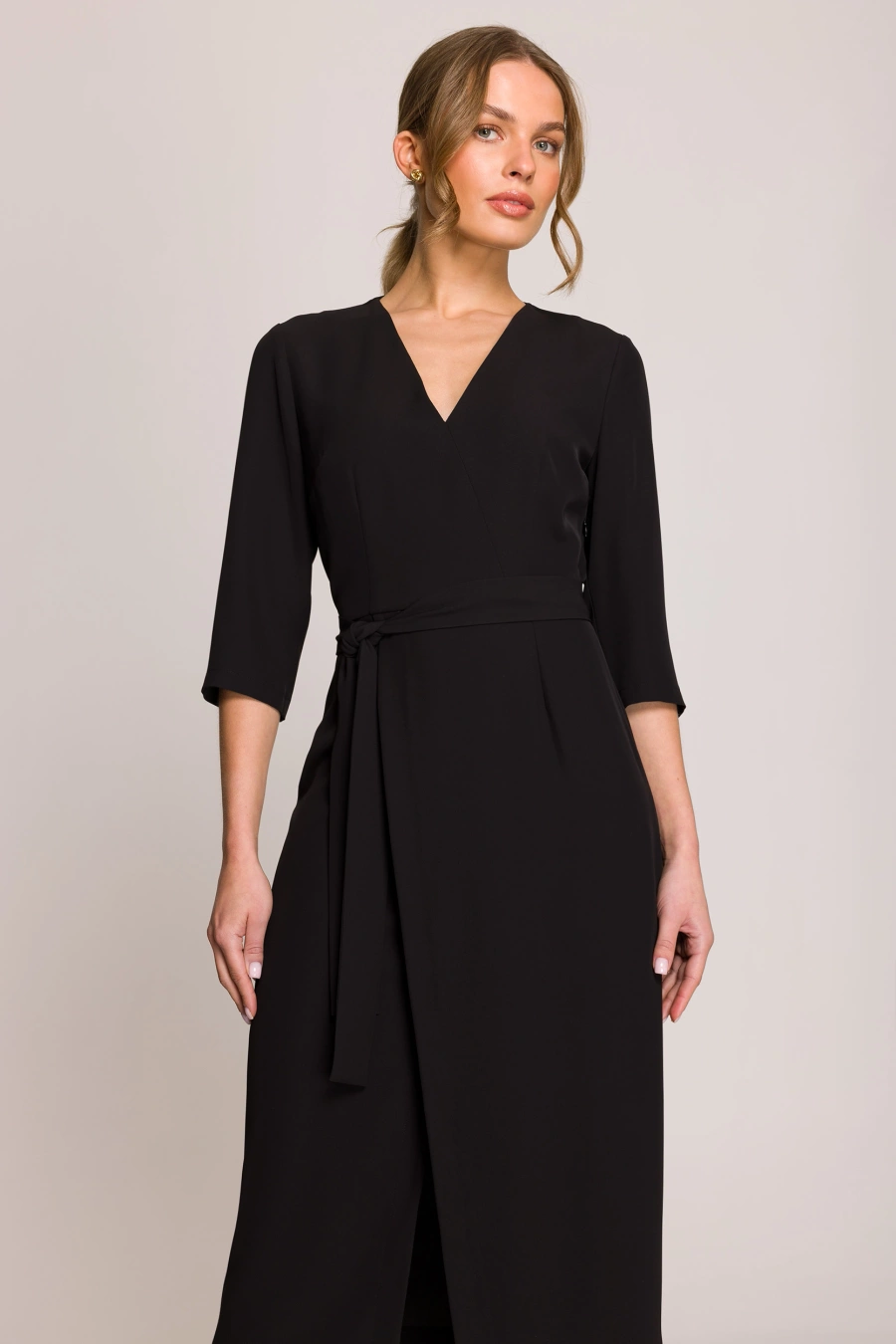 Elegancka sukienka midi z dekoltem V i rozcięciem czarna