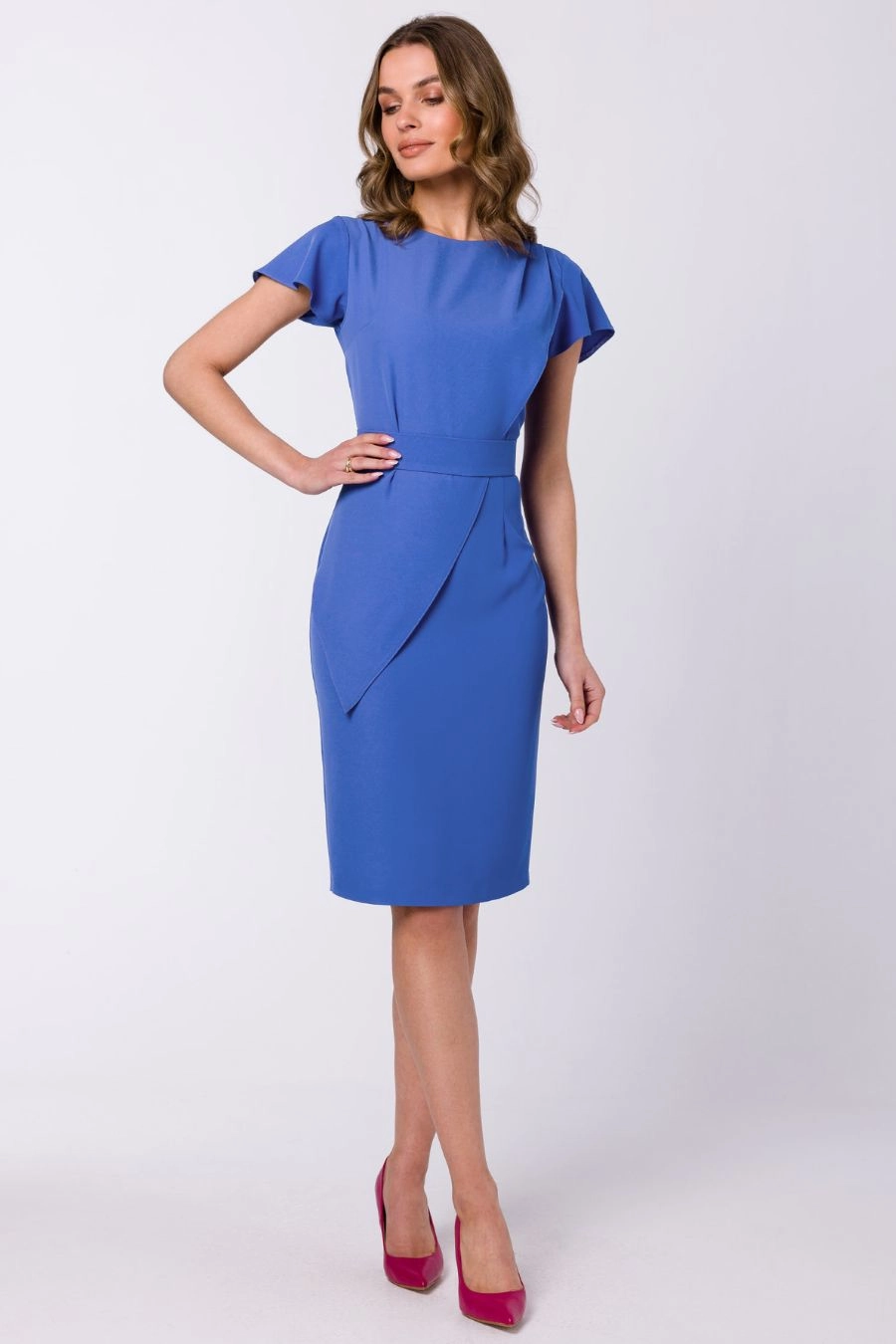 Elegancka ołówkowa sukienka z paskiem krótki rękaw niebieska
