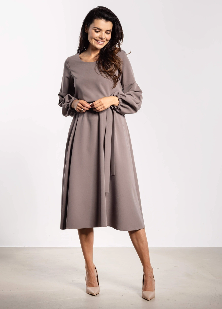 Elegancka sukienka rozkloszowana z długim rękawem taupe