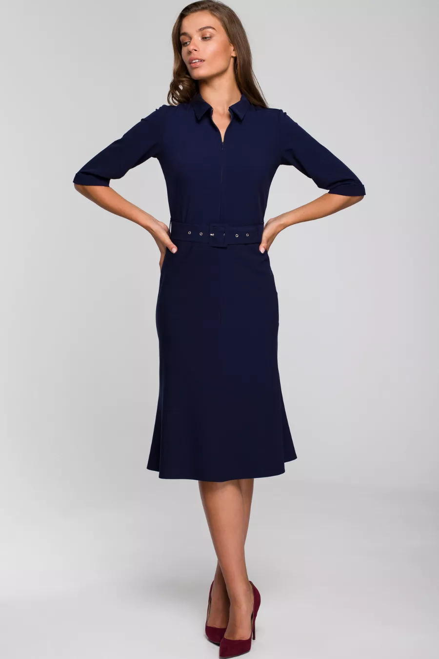 Elegancka sukienka koszulowa z kołnierzykiem paskiem granat