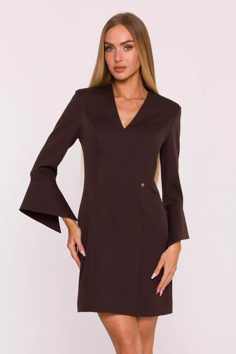 Elegancka sukienka z szerokimi mankietami dekolt V brązowa