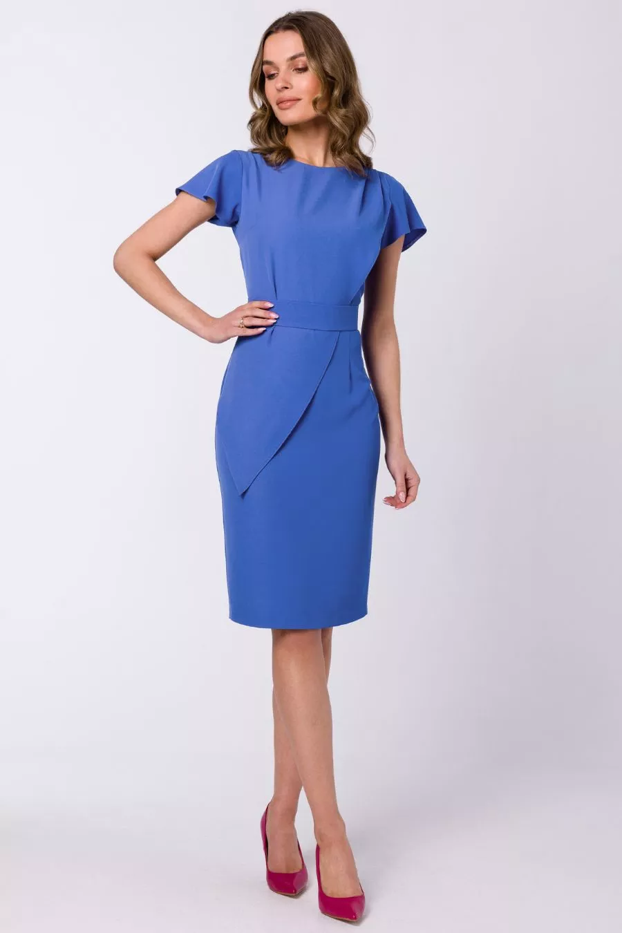 Elegancka ołówkowa sukienka z paskiem krótki rękaw niebieska