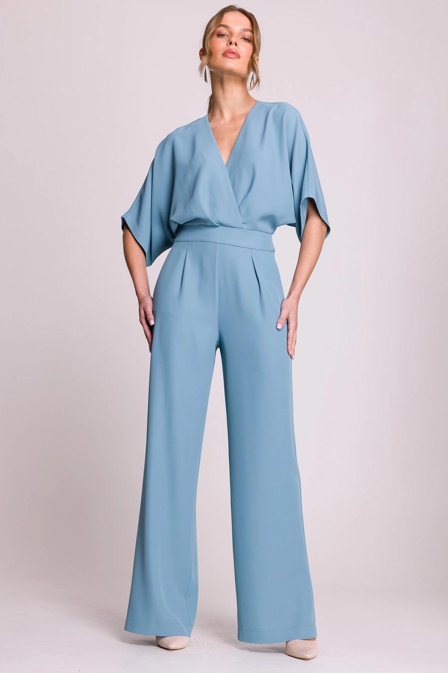 Elegancki kombinezon damski z kopertowym dekoltem błękitny