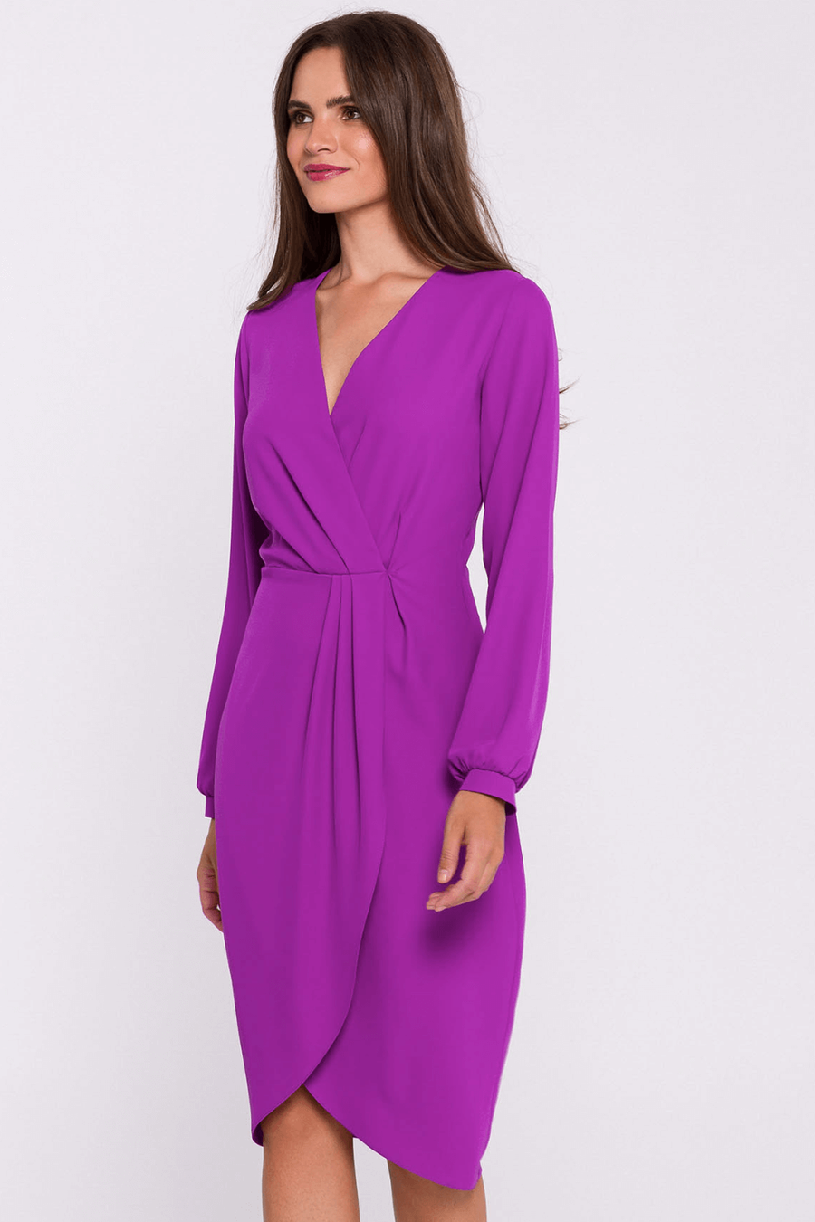 Elegancka sukienka z dekoltem V i zakładkami fuksja