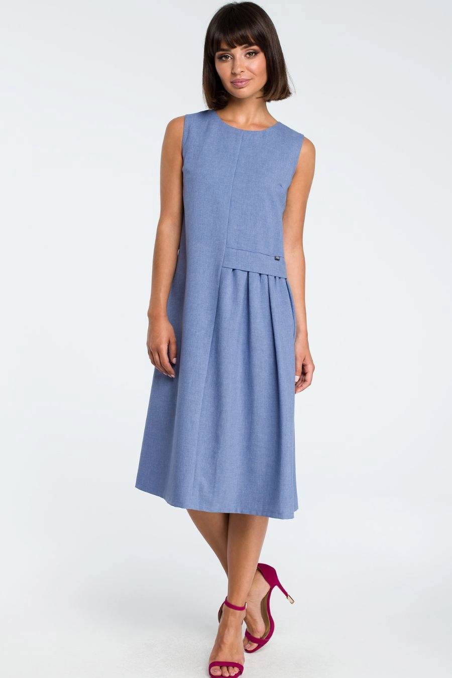 Lniana sukienka trapezowa na lato bez rękawów niebieska