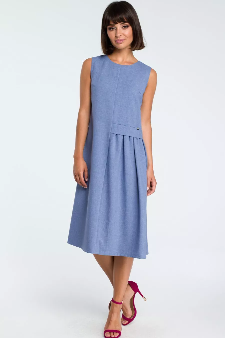 Lniana sukienka trapezowa na lato bez rękawów niebieska