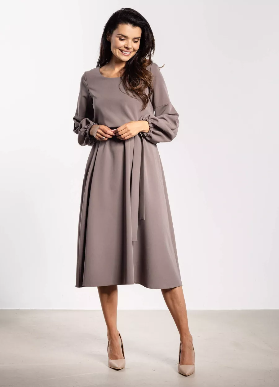 Elegancka sukienka rozkloszowana z długim rękawem taupe