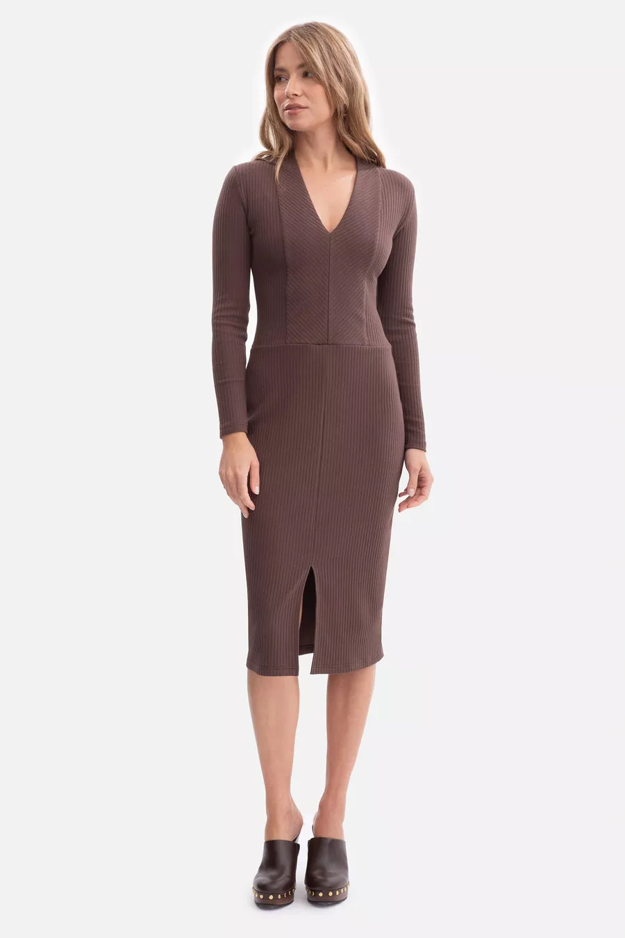 Bawełniana sukienka dzianinowa ołówkowa z dekoltem V brąz