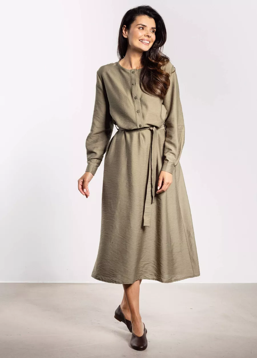 Sukienka rozkloszowana z długim rękawem i paskiem zielona