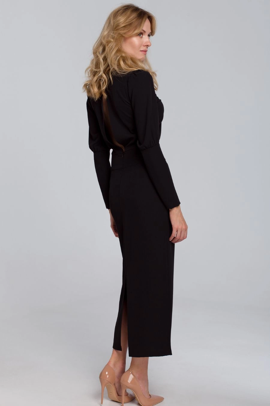 Elegancka sukienka z odkrytymi plecami czarna z rozcięciem