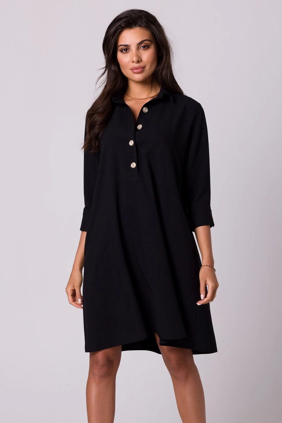 Luźna sukienka z kołnierzykiem guzikami i kieszeniami czarna