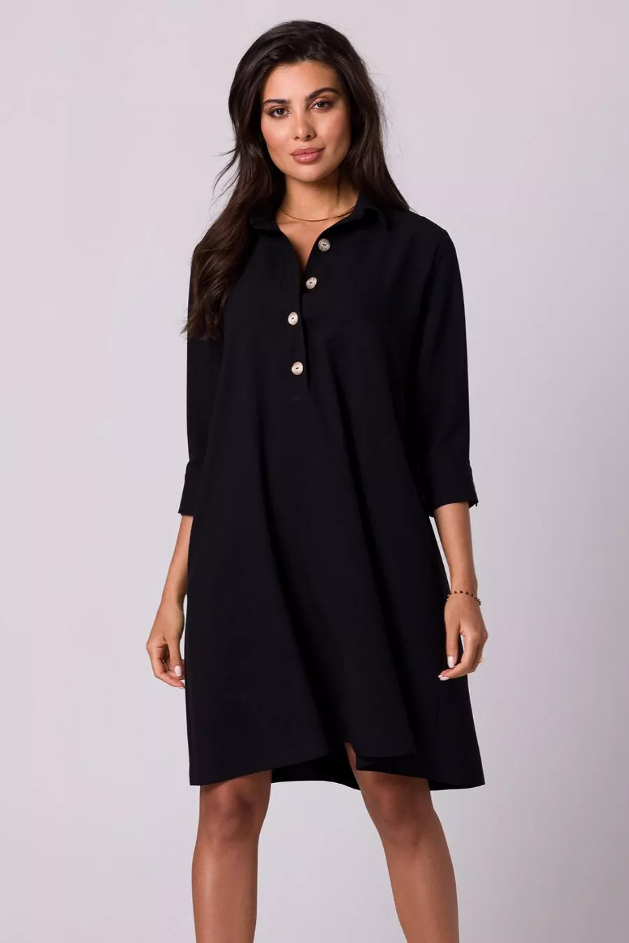 Luźna sukienka z kołnierzykiem guzikami i kieszeniami czarna