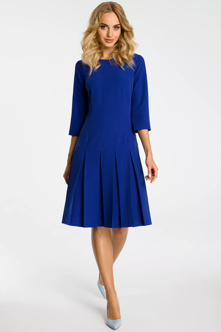 Elegancka sukienka z obniżoną talią i kontrafałdami chabrowa