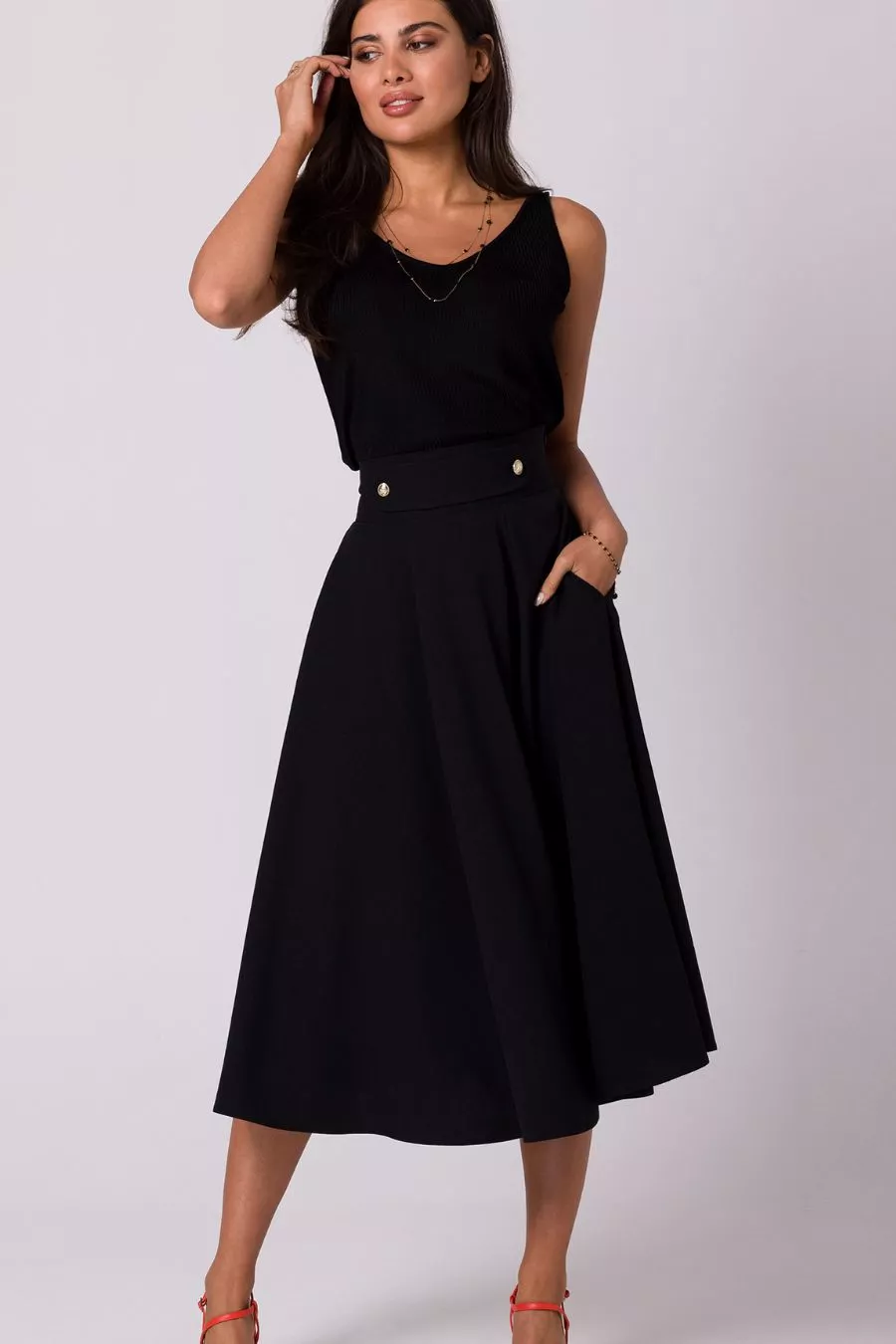 Rozkloszowana spódnica z wysokim stanem i kieszeniami czarna