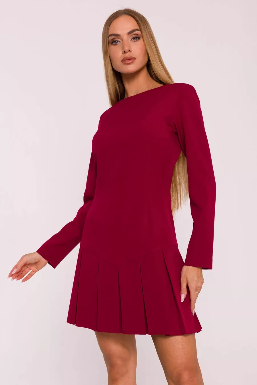 Elegancka krótka sukienka trapezowa z kontrafałdami bordowa