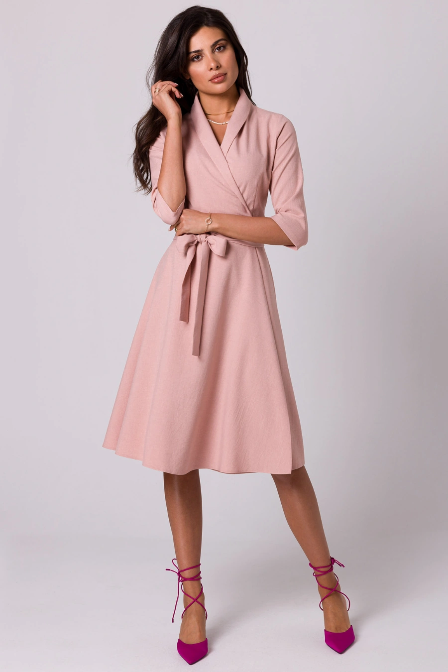 Rozkloszowana sukienka kopertowa z wiązaniem w pasie różowa