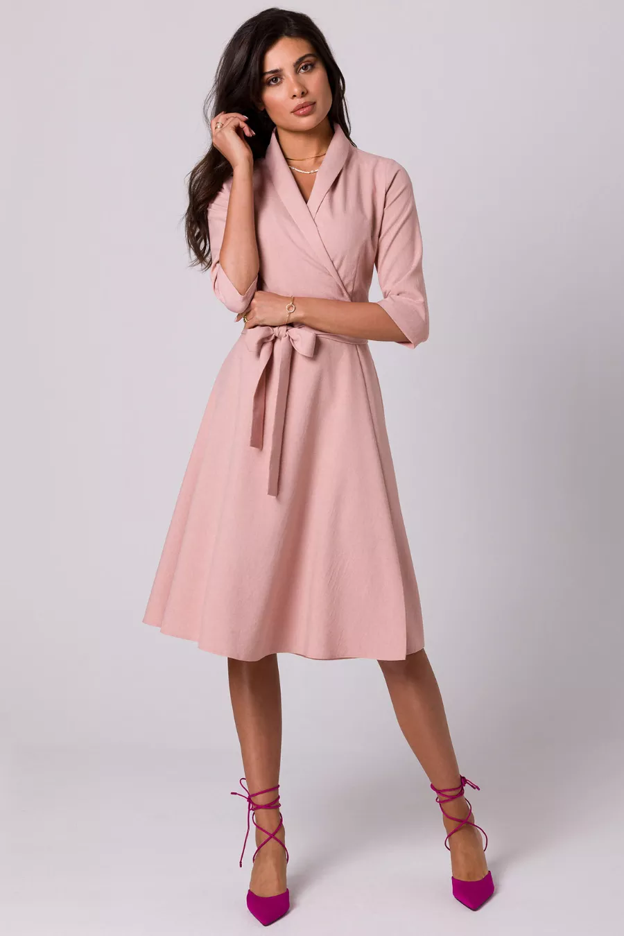 Rozkloszowana sukienka kopertowa z wiązaniem w pasie różowa