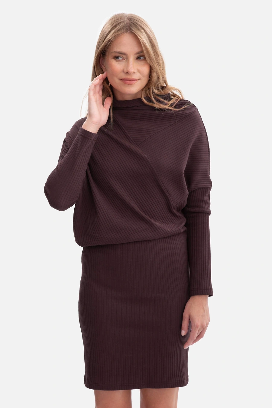 Bawełniana ołówkowa sukienka z dzianiny zbluzowana c.brąz