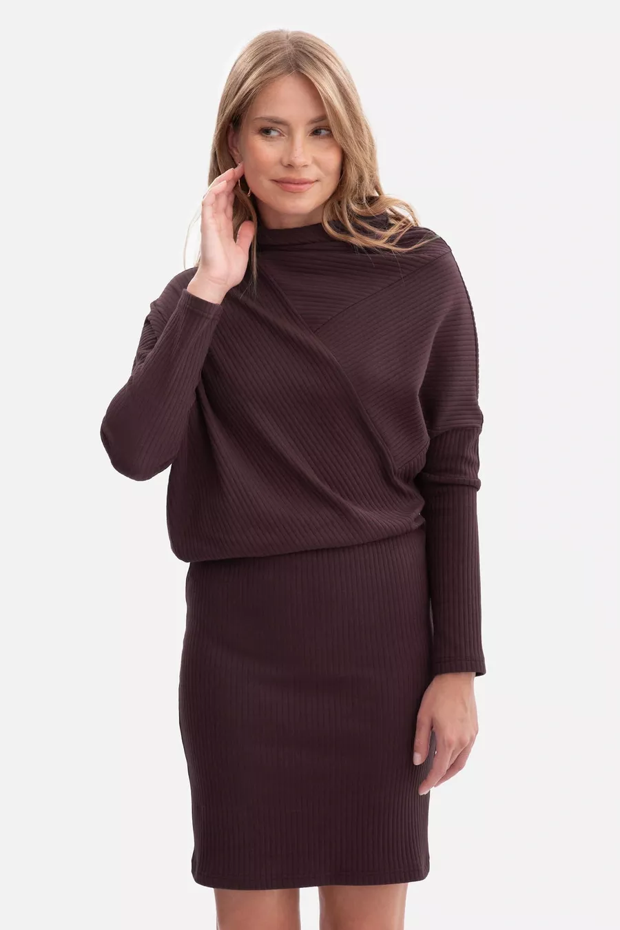 Bawełniana ołówkowa sukienka z dzianiny zbluzowana c.brąz