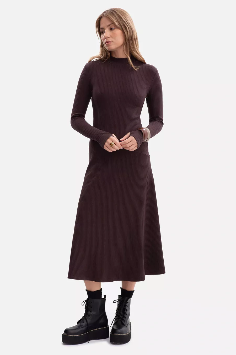 Bawełniana sukienka dzianinowa z golfem rozkloszowana cbrąz