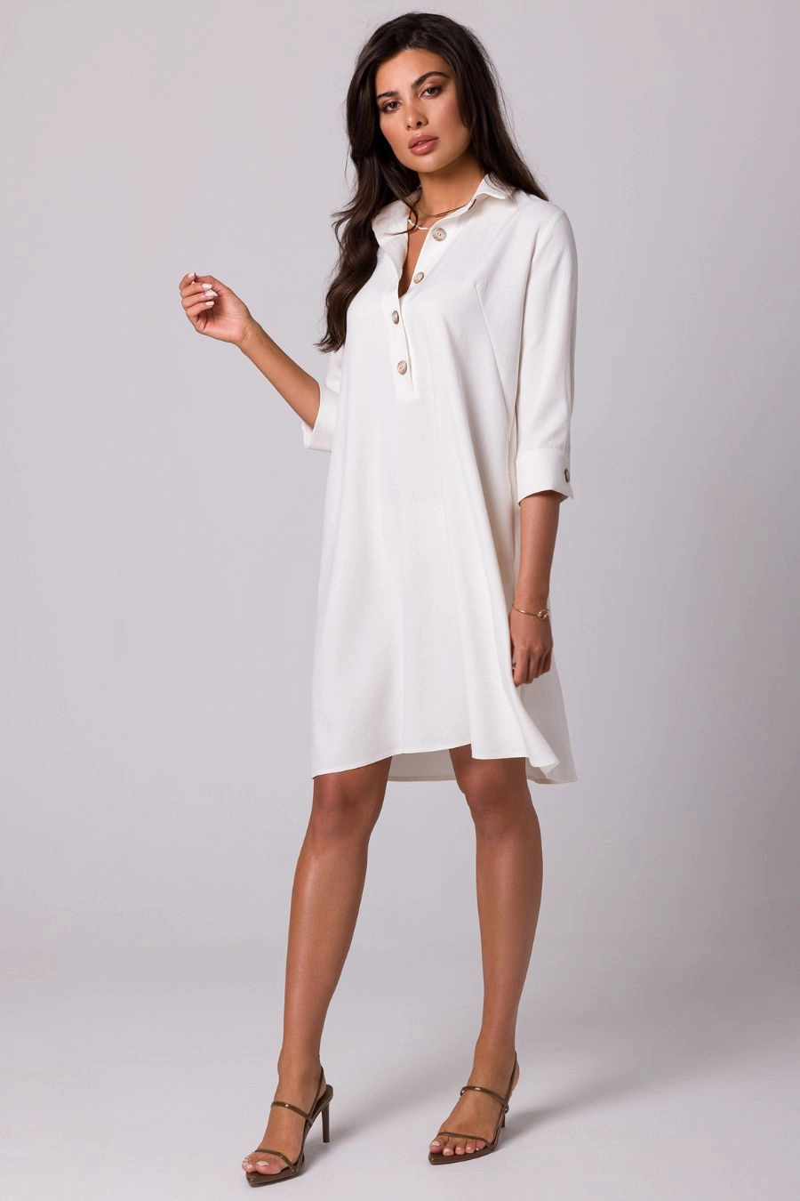 Luźna sukienka z kołnierzykiem guzikami i kieszeniami ecru