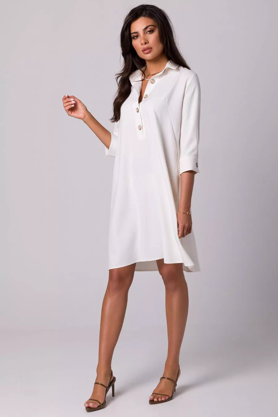 Luźna sukienka z kołnierzykiem guzikami i kieszeniami ecru