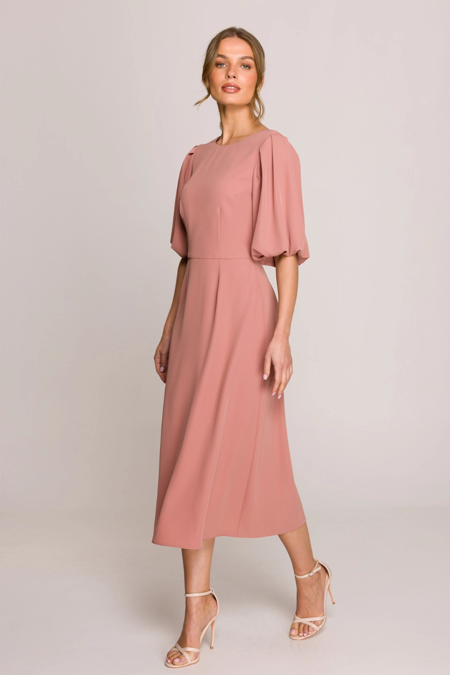 Elegancka sukienka koktajlowa z bufiastymi rękawami różana