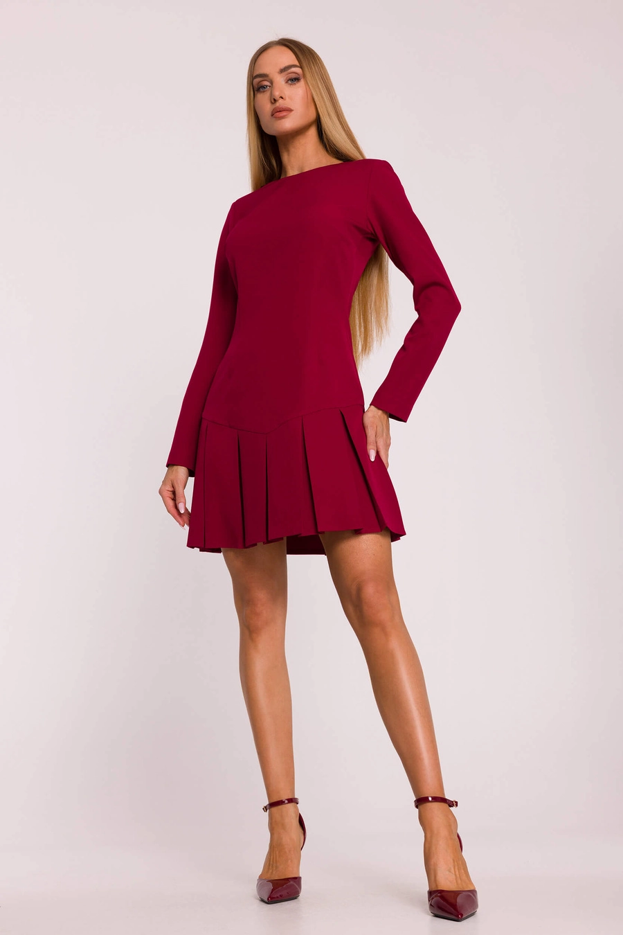 Elegancka krótka sukienka trapezowa z kontrafałdami bordowa