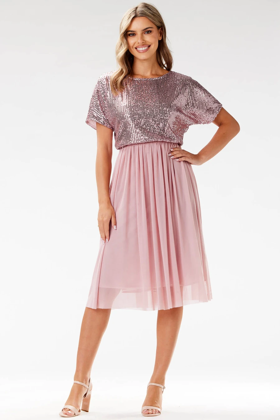 Koktajlowa sukienka na wesele rozkloszowana z cekinami róż