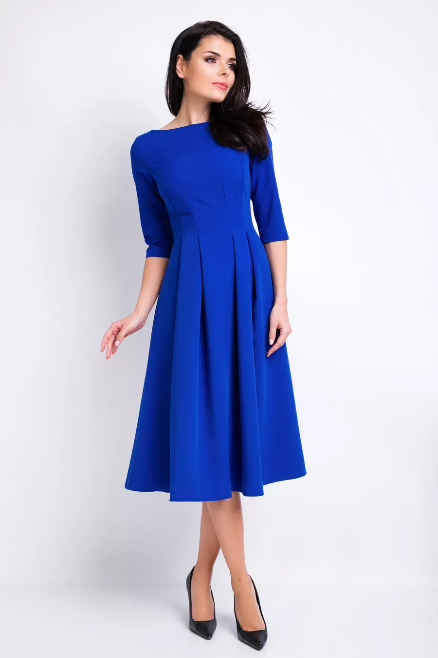 Elegancka sukienka rozkloszowana z kontrafałdami niebieska