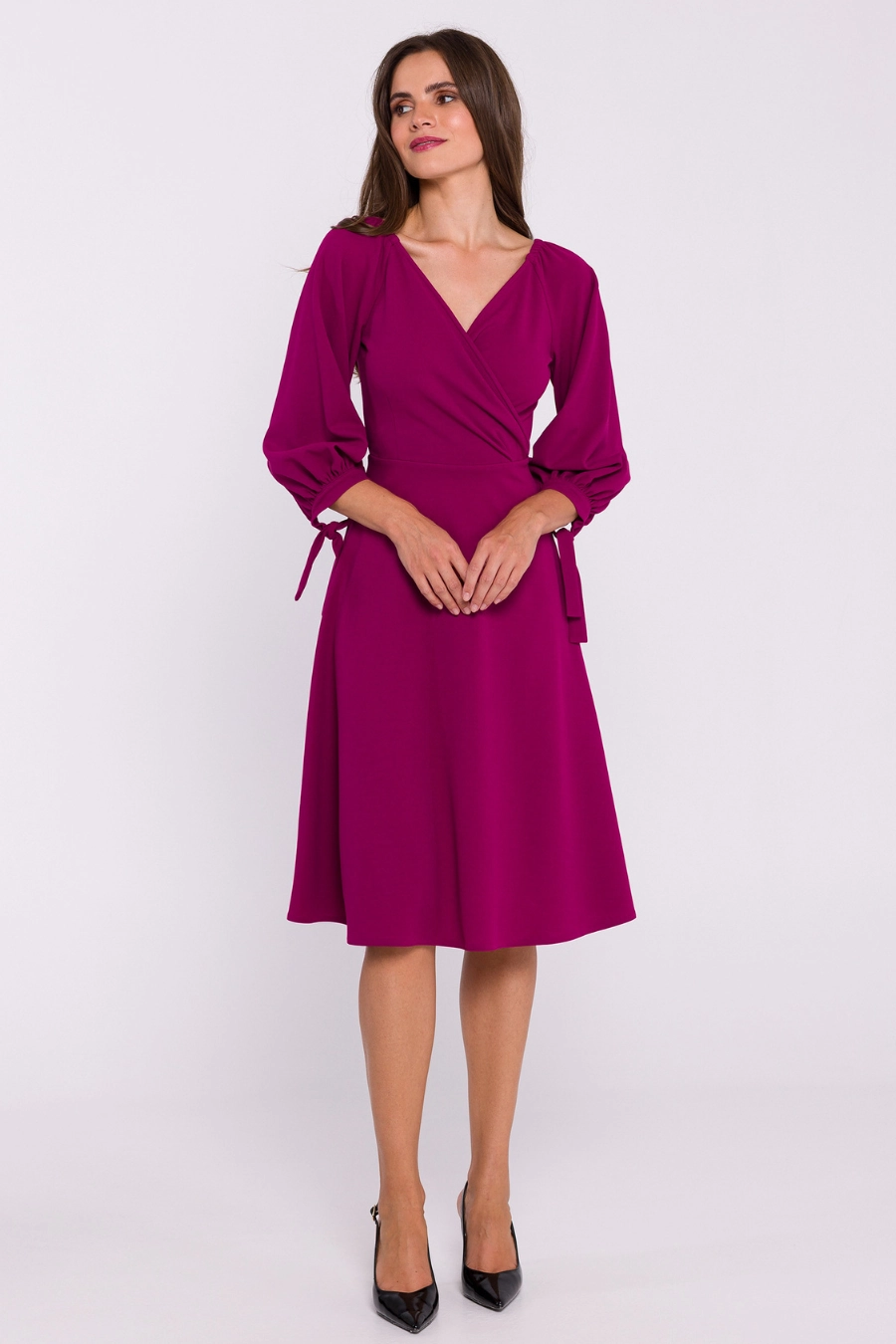 Rozkloszowana sukienka z kopertowym dekoltem fioletowa