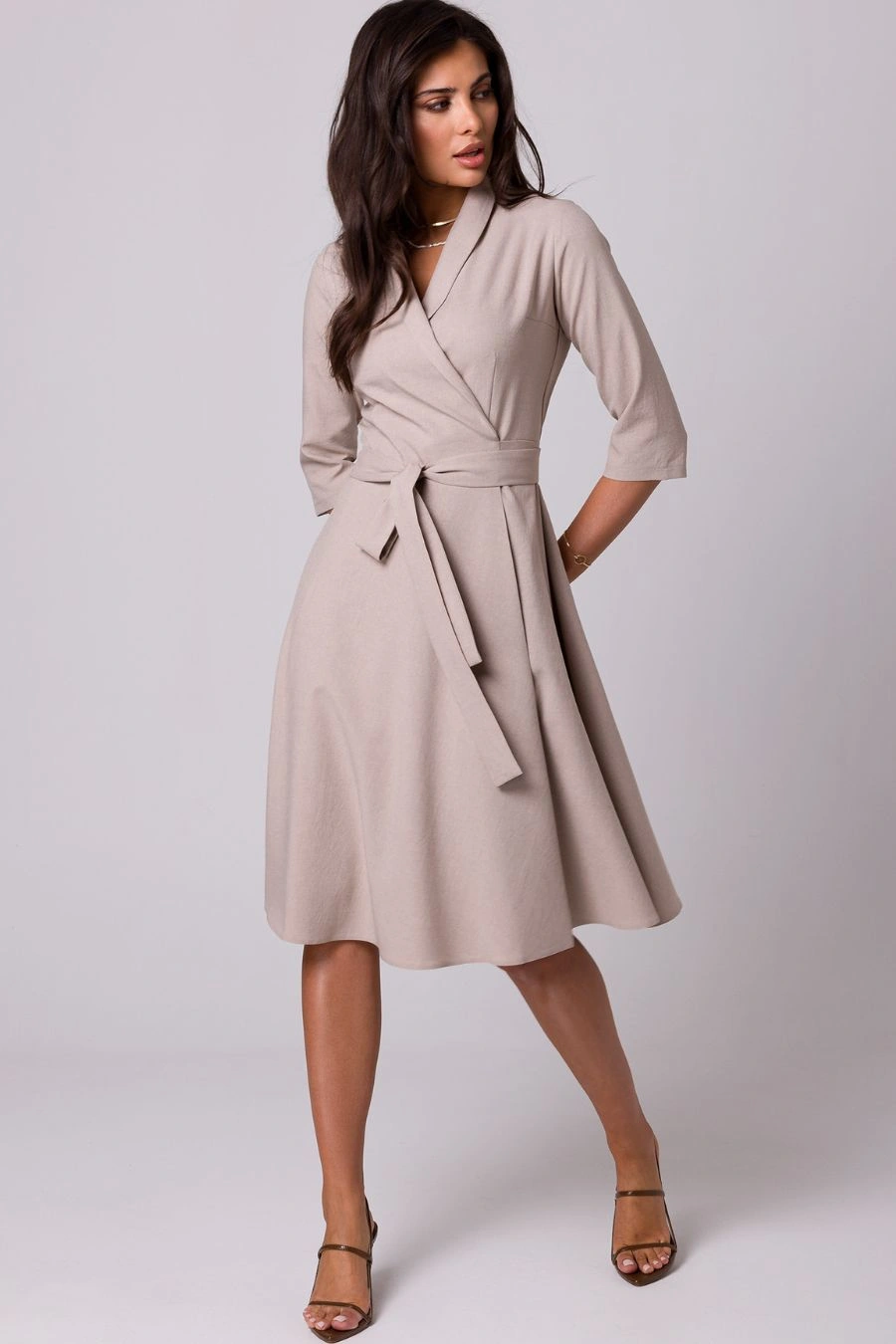 Rozkloszowana sukienka kopertowa z wiązaniem w pasie beżowa