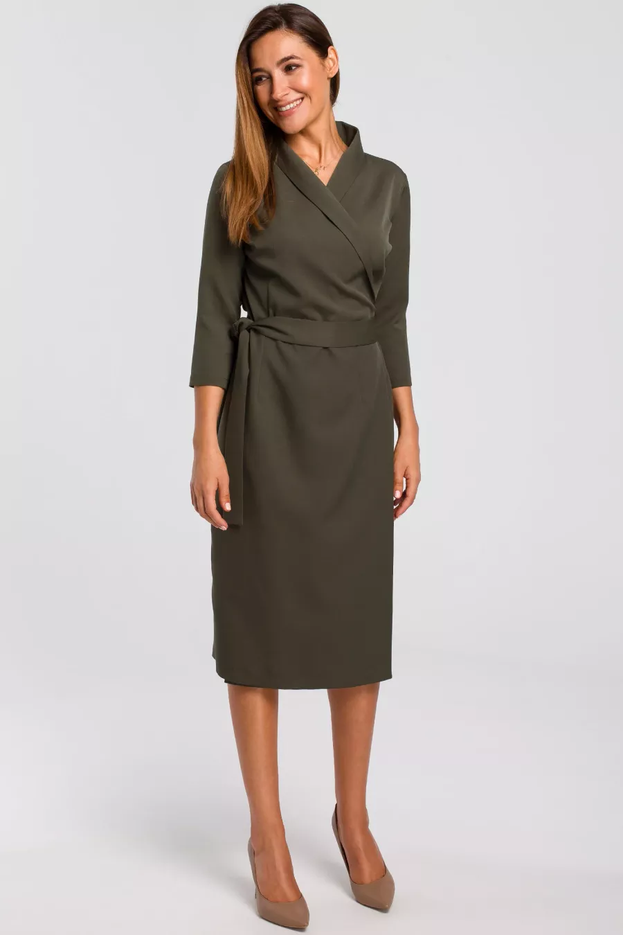 Elegancka sukienka biznesowa kopertowa midi z paskiem w talii zielona