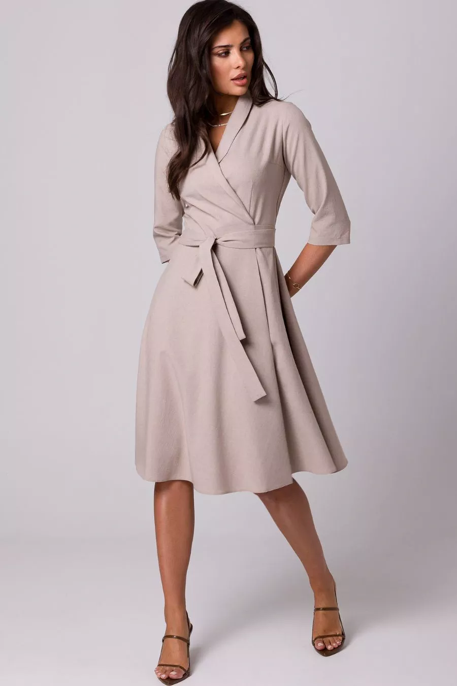 Rozkloszowana sukienka kopertowa z wiązaniem w pasie beżowa