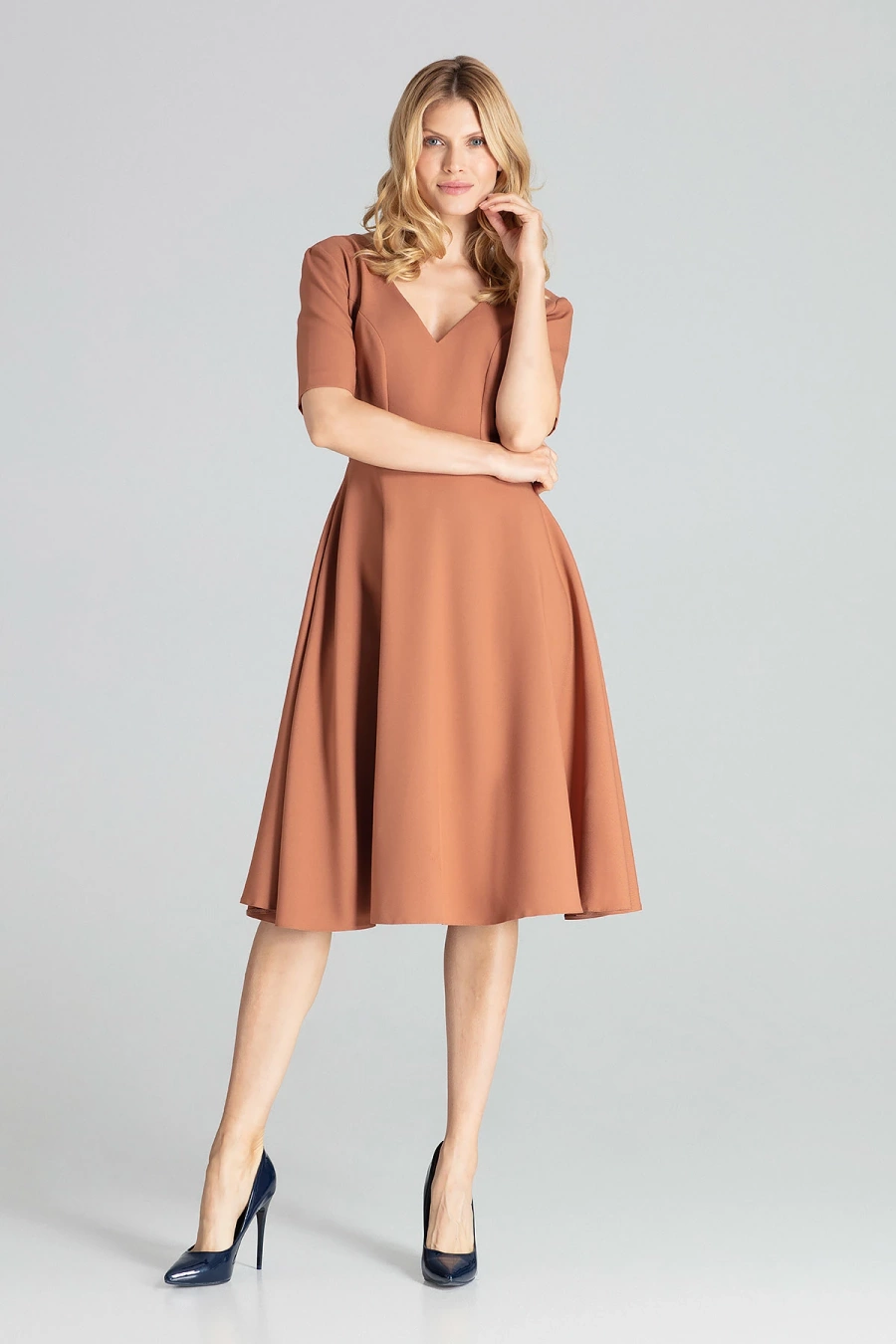 Rozkloszowana sukienka midi z dekoltem V brązowa