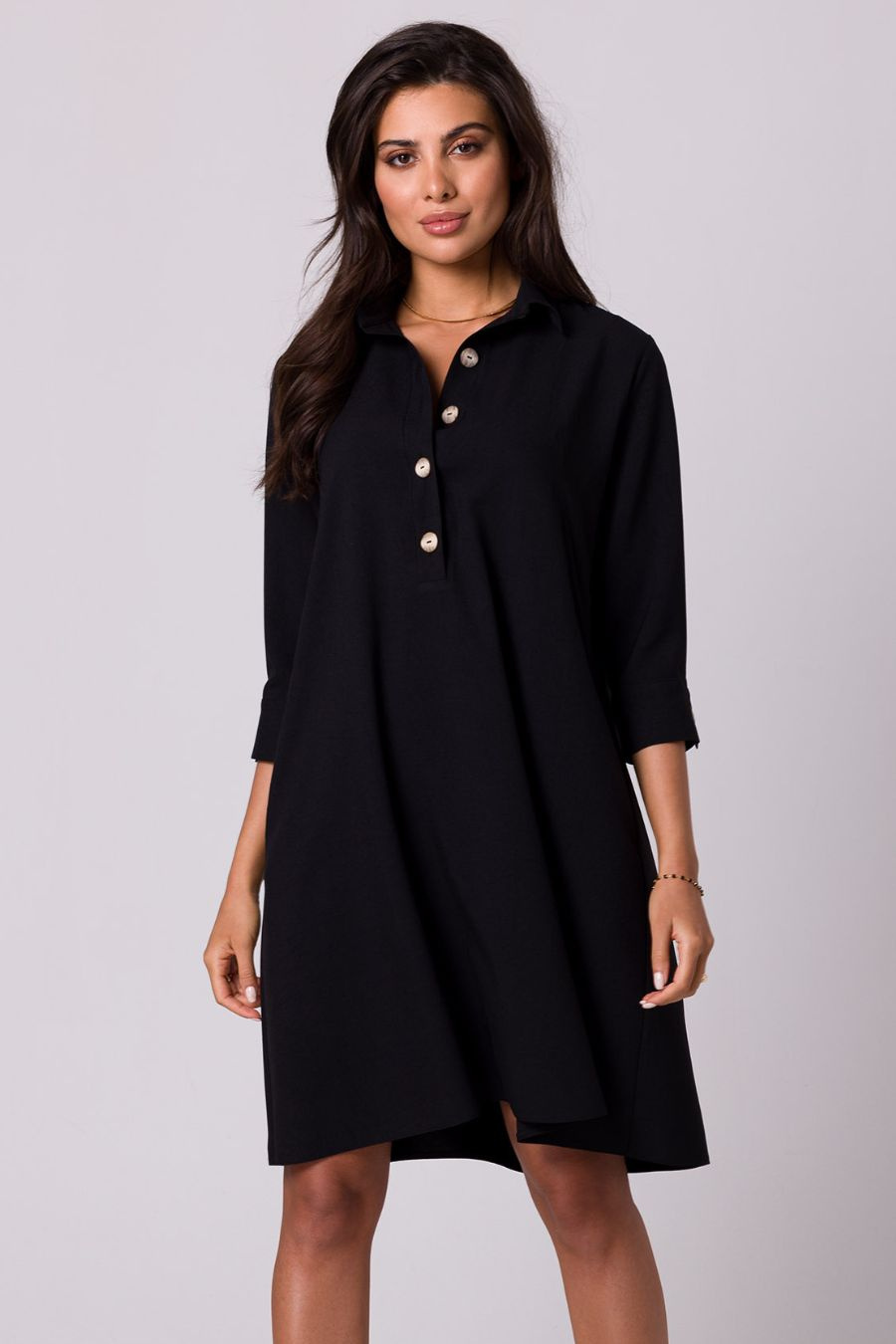 Swobodna sukienka z kołnierzykiem guzikami i kieszeniami czarna