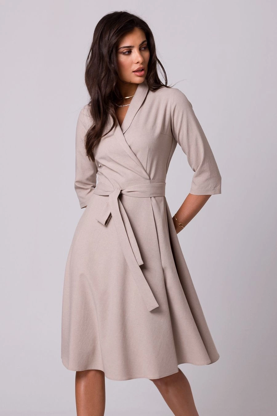 Rozkloszowana sukienka kopertowa z wiązaniem w pasie beżowa