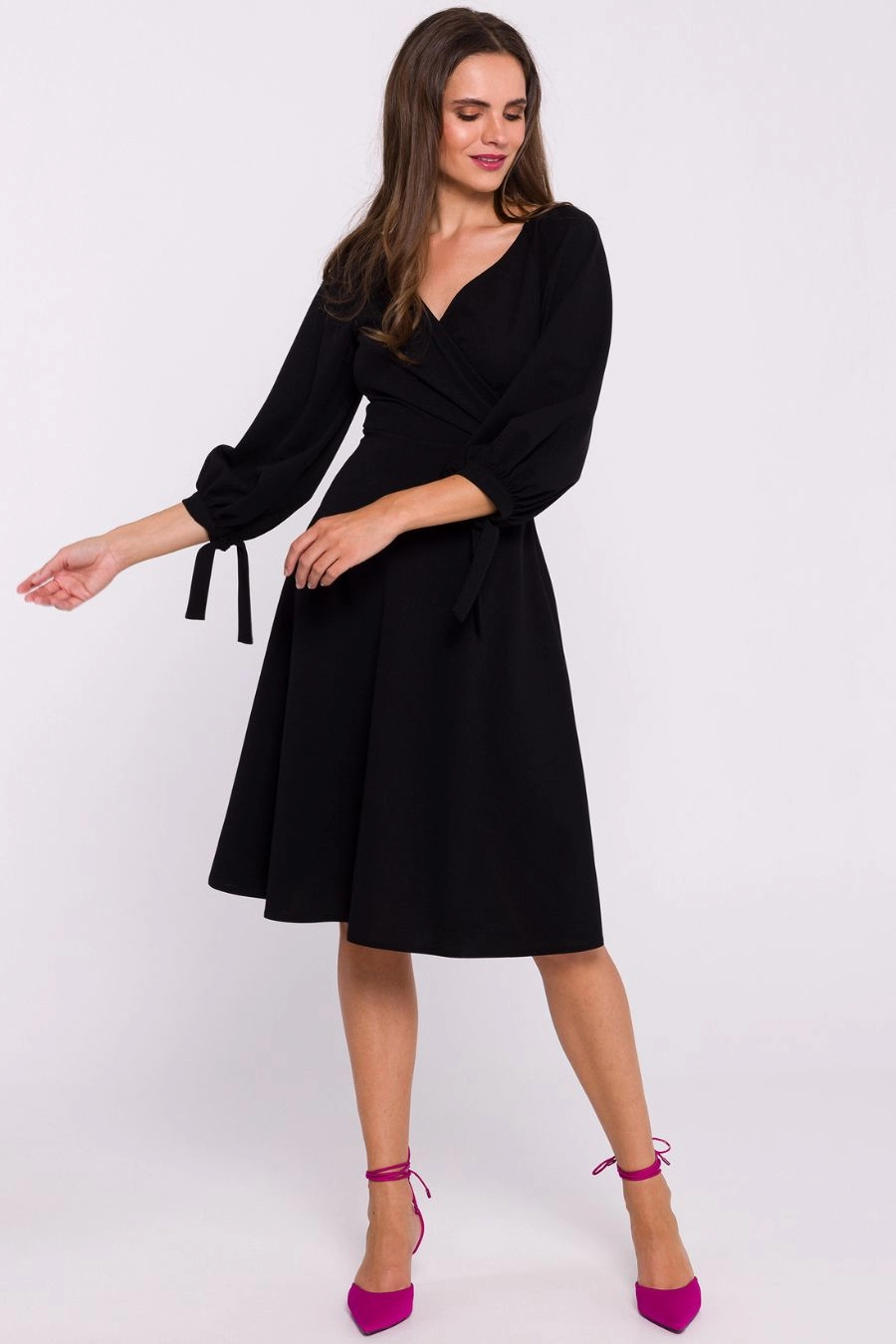 Rozkloszowana sukienka z kopertowym dekoltem czarna