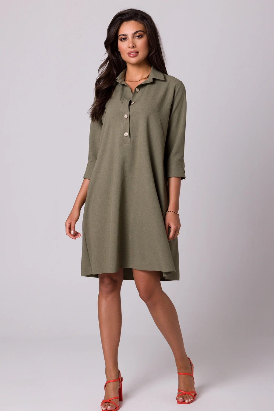Luźna sukienka z kołnierzykiem guzikami i kieszeniami oliwka
