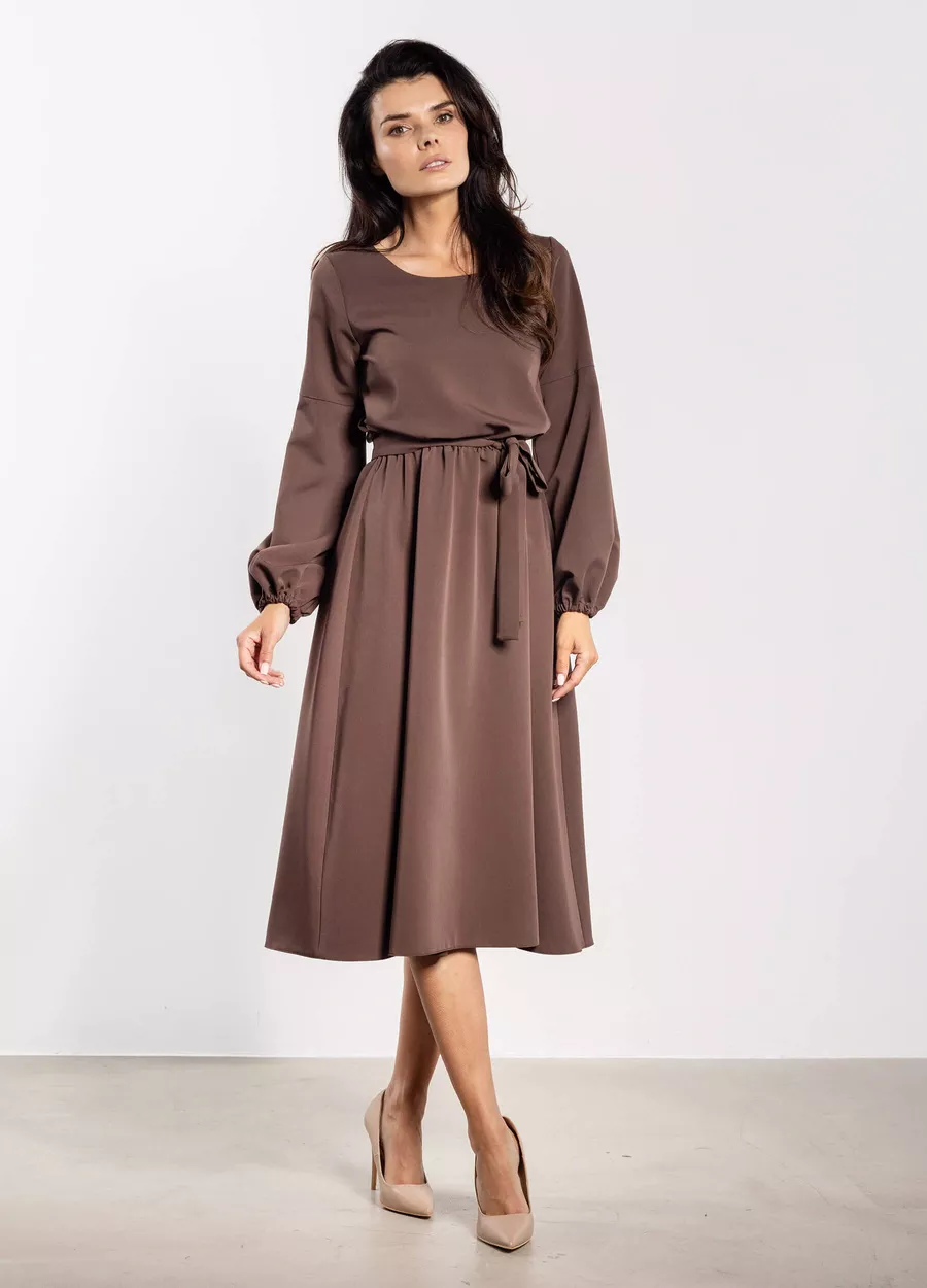 Elegancka sukienka rozkloszowana z długim rękawem brązowa