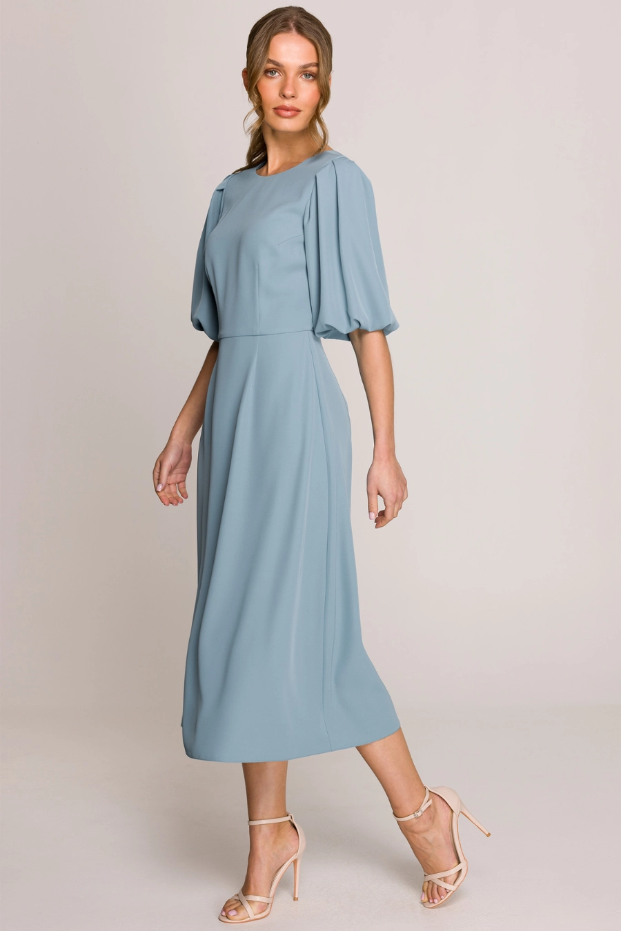 Elegancka sukienka koktajlowa z bufiastymi rękawami błękitna