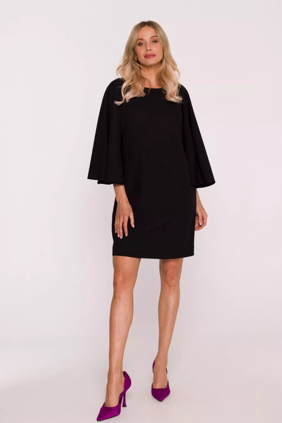 Elegancka sukienka trapezowa z bufiastymi rękawami czarna