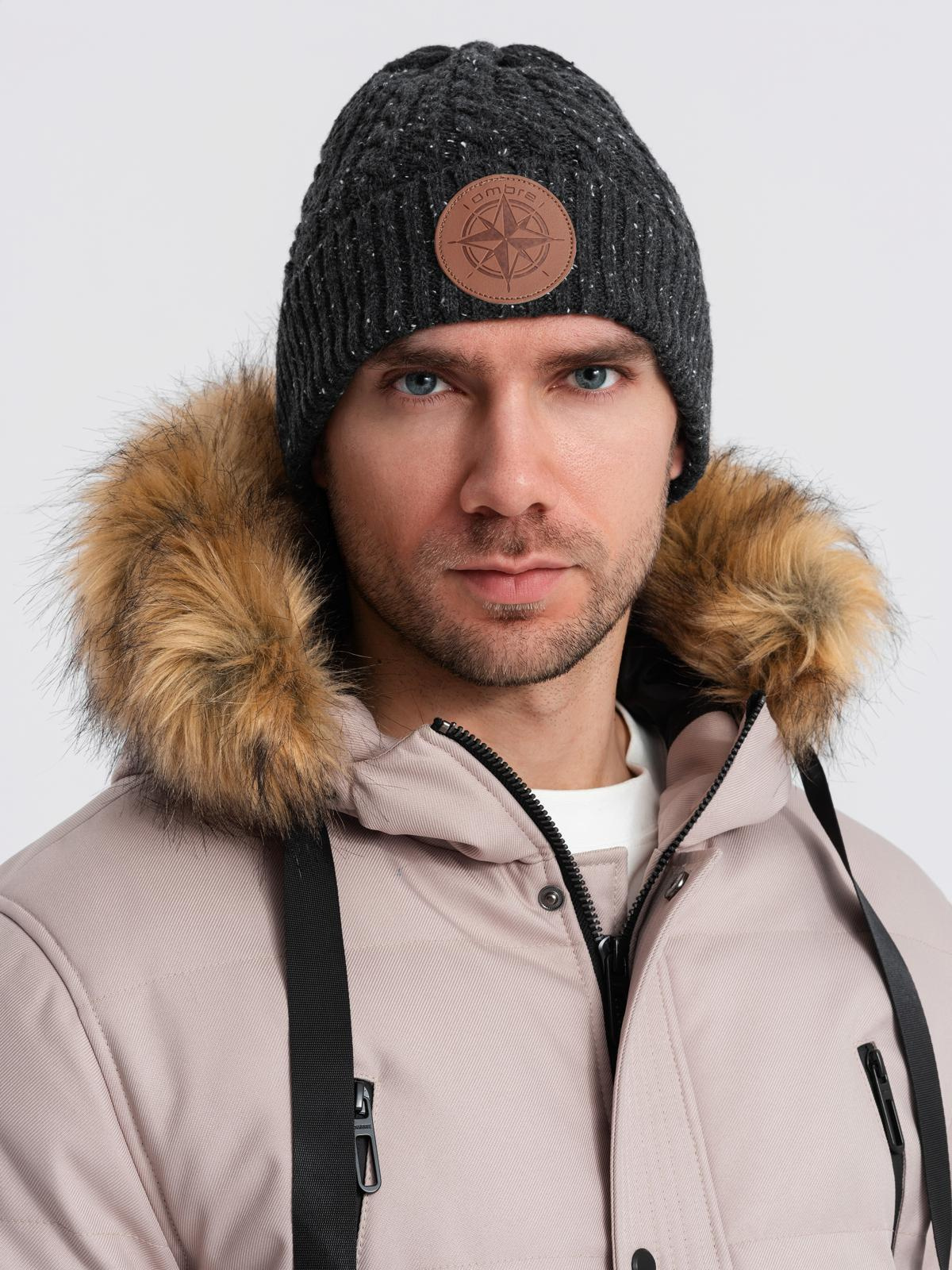 Męska czapka beanie z okrągłą tłoczoną naszywką – grafitowa V1