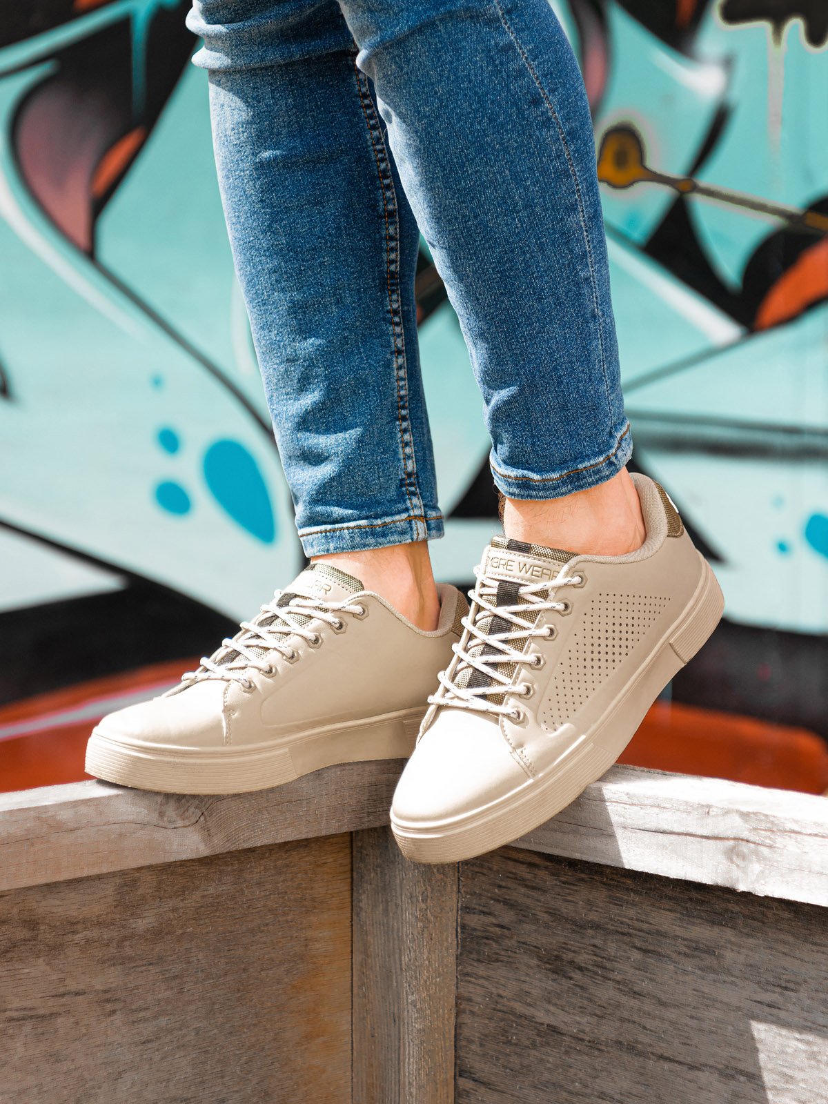 Klasyczne męskie buty sportowe - beżowe V3 T384 - 45