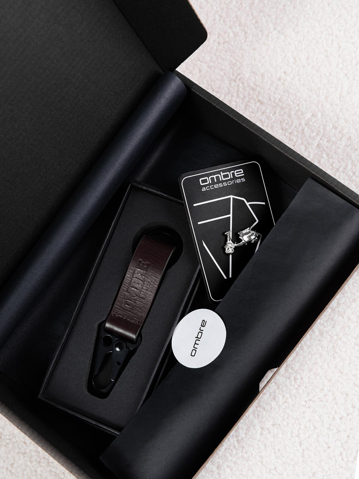 Męski zestaw prezentowy w stylu podróżniczym – srebrna przypinka i brelok –