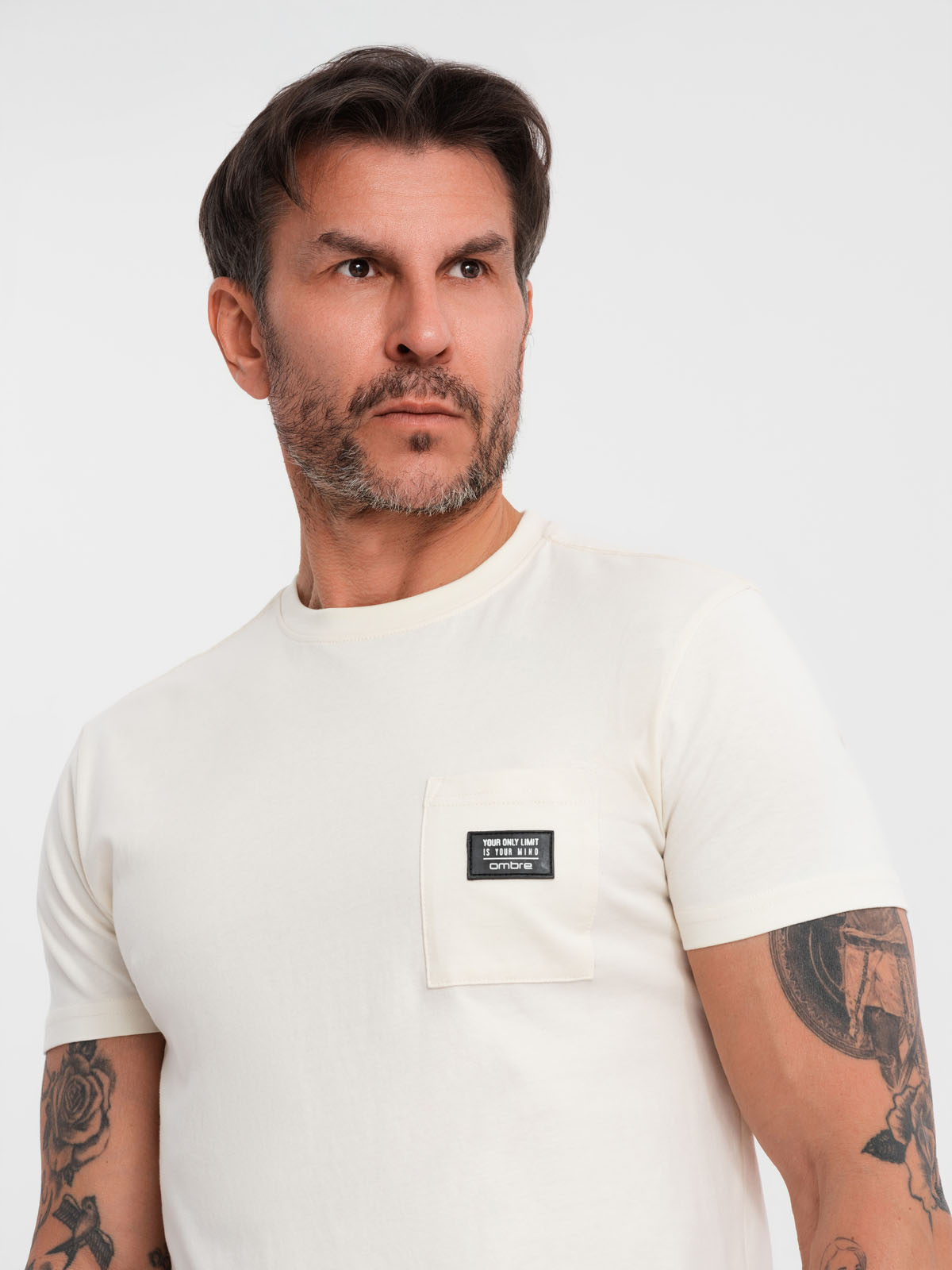 Męski casualowy t-shirt z naszywką na kieszeni – kremowy V8 - Rozmiar: XXL