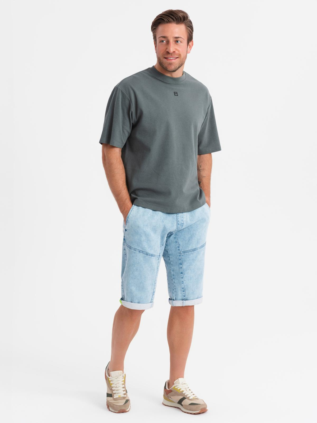 Krótkie jeansowe spodenki męskie z ozdobnymi przeszyciami - jasnoniebieskie V2