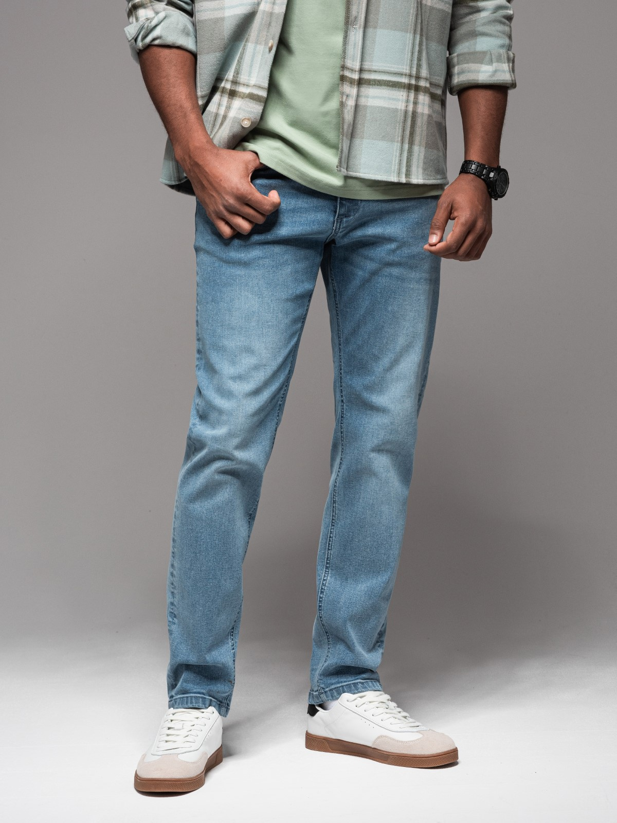 Męskie klasyczne przecierane jeansy REGULAR FIT – jasnoniebieskie V2 - Rozmiar: L