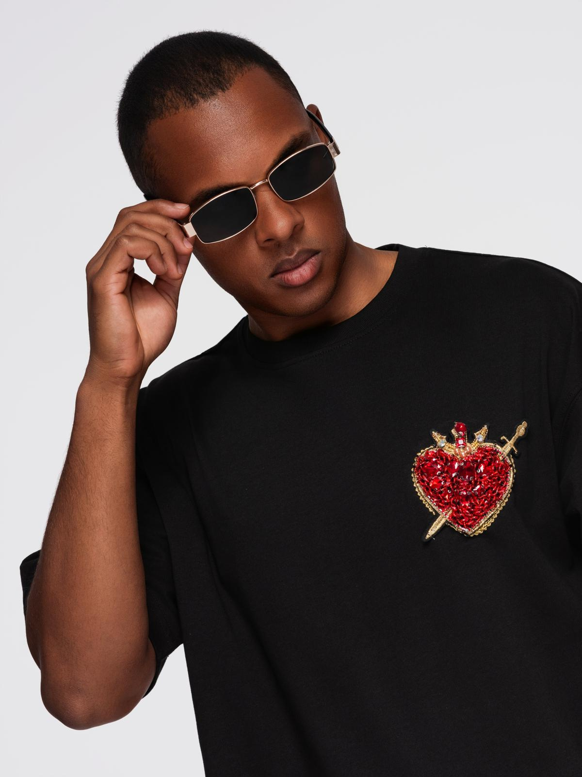 Bawełniana męska koszulka z biżuteryjną aplikacją na klatce piersiowej - czarna V1 - Rozmiar: M