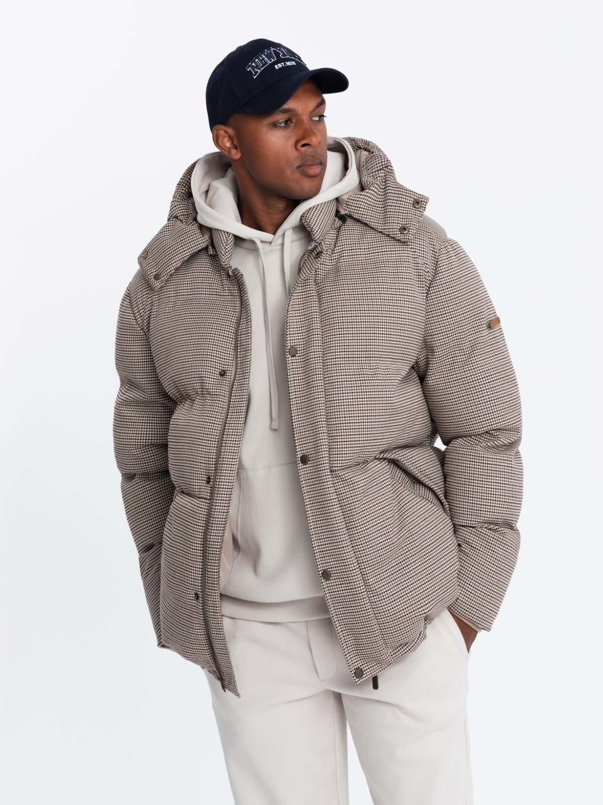 Mocno ocieplana męska kurtka typu puffer w pepitkę – brązowa V1